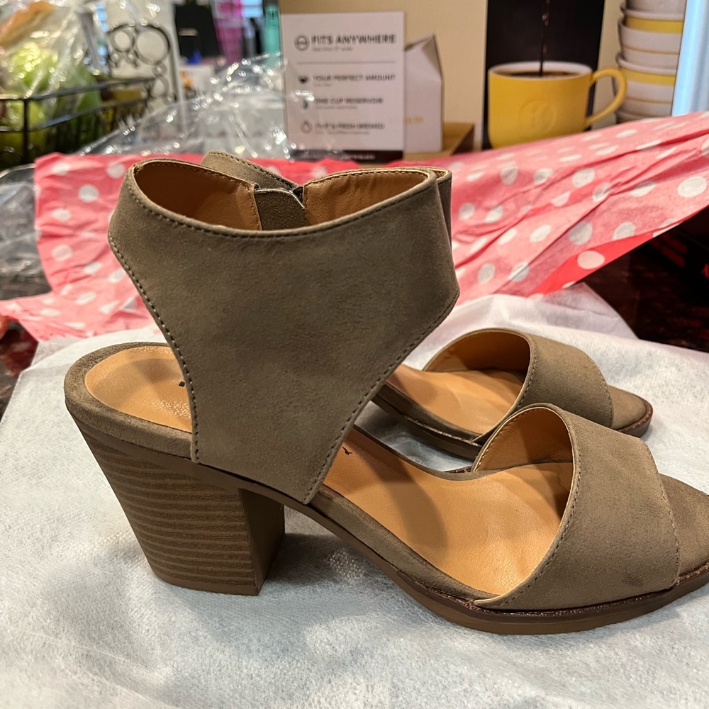 Rock and Candy Aleeya sandals size 6 new in the box